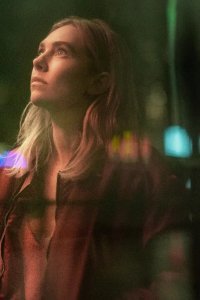 Сегодня на Netflix вышел фильм «Ночь наступает всегда» с Ванессой Кирби в главной роли