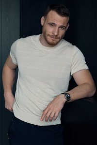 Турецкий сериал «Сердцебиение» доступен для просмотра. Звезда «Постучись в мою дверь» Керем Бюрсин сыграл в нем главную роль