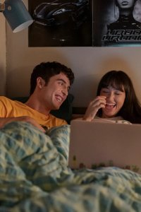 «Сверхкомпенсация» получила второй сезон. Prime Video продлил студенческую комедию